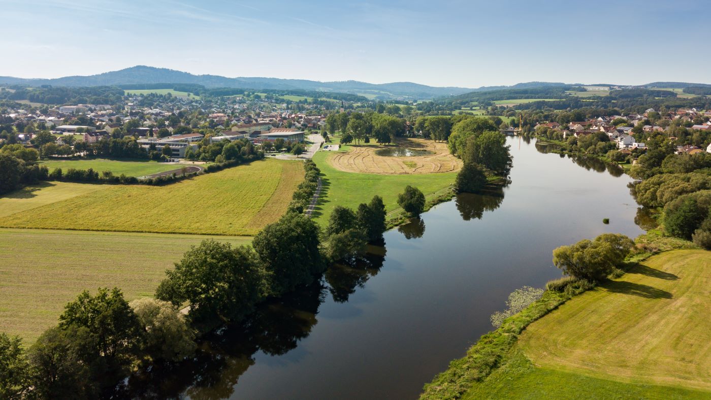 Nittenau in der Oberpfalz Bayern mit Fluss Regen und Blick auf den Jugendberg
