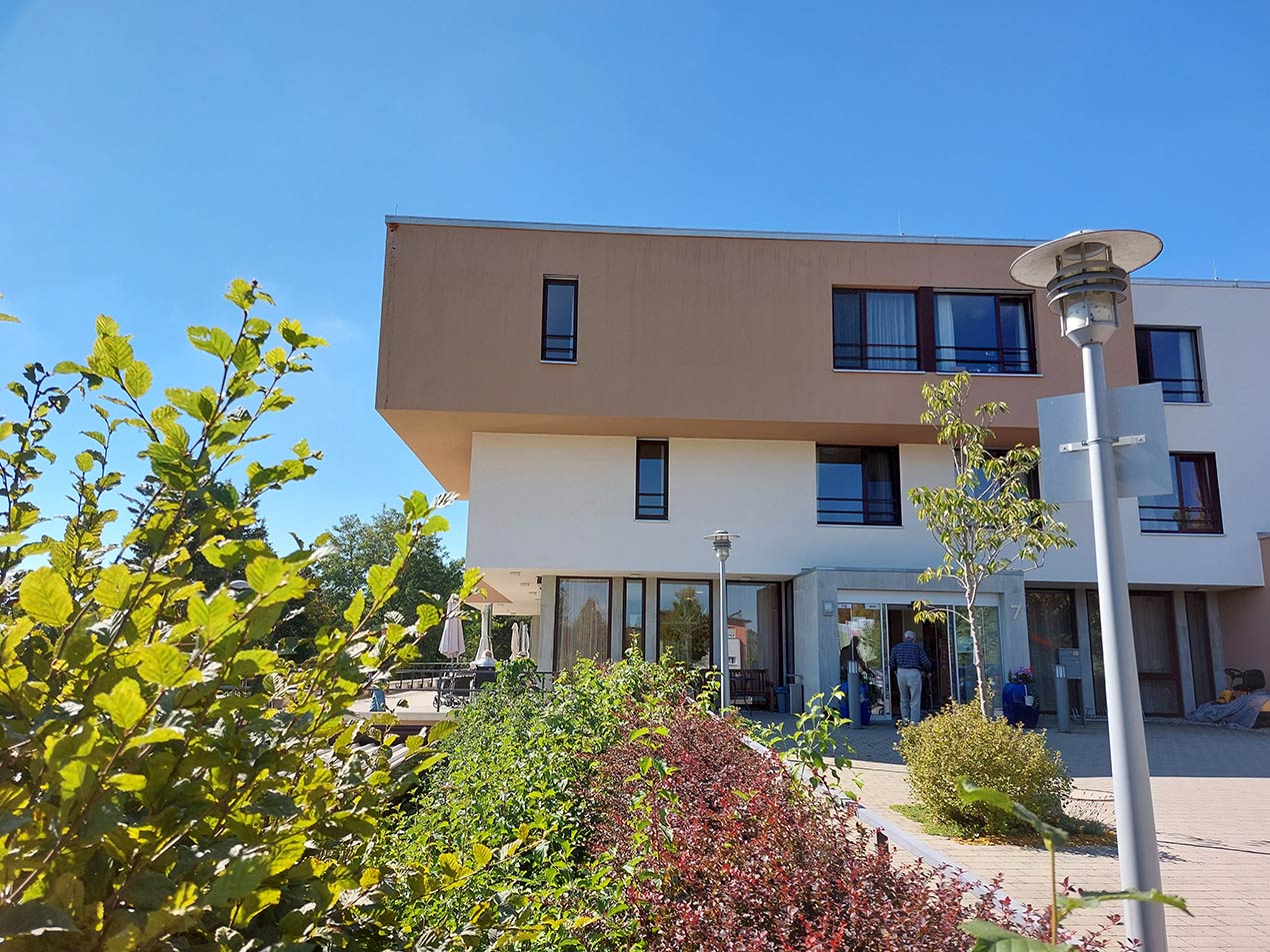 Hausansicht mit strahlendem blauen Himmel vom Seniorendomizil Haus Michael in Ulm-Böfingen