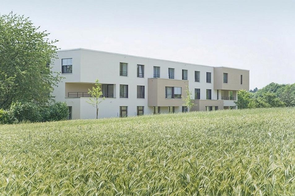 Hausansicht mit grüner Wiese vom Seniorendomizil Haus Michael in Ulm-Böfingen