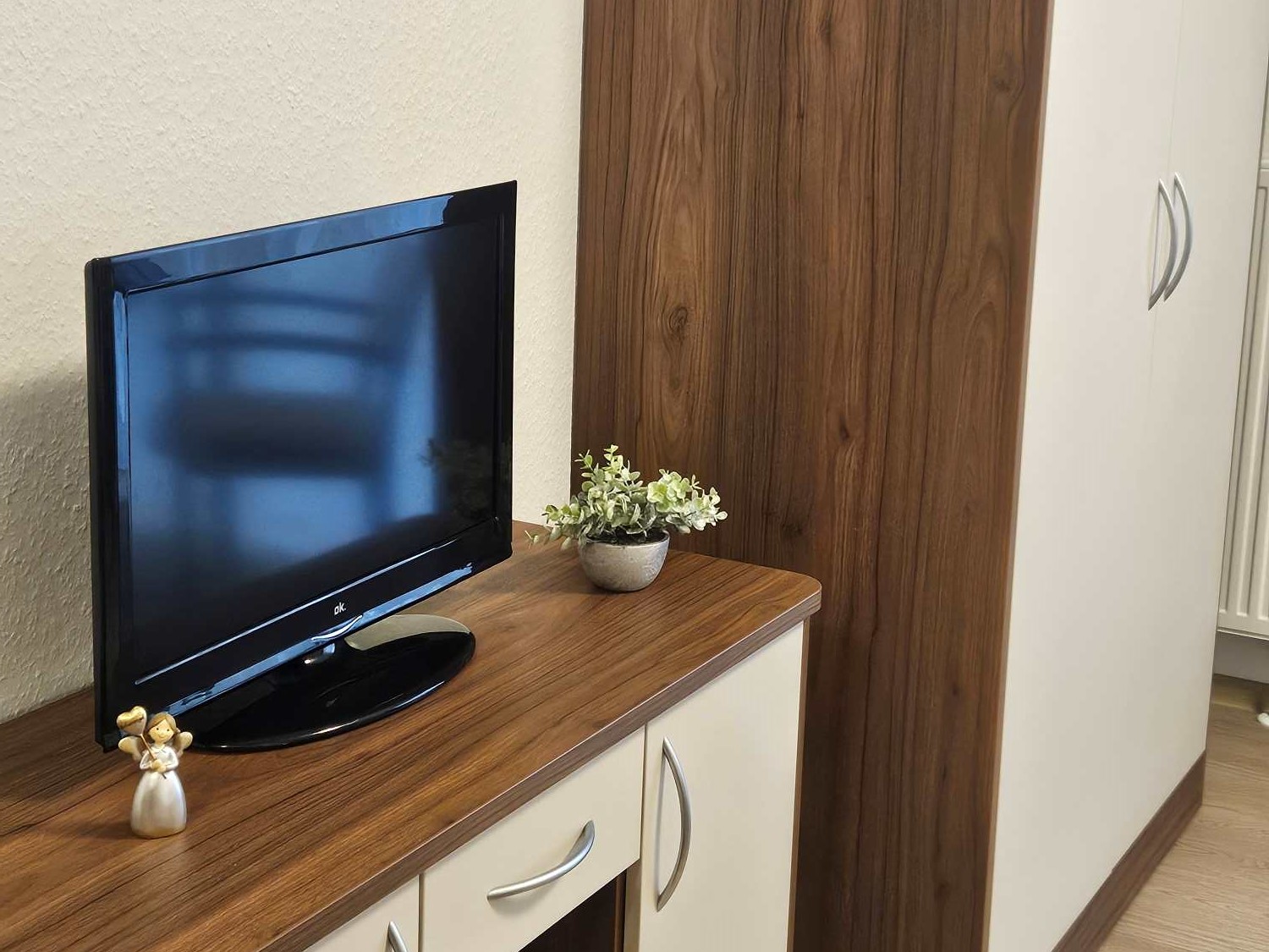Seniorenresidenz Marienheide Sideboard mit TV
