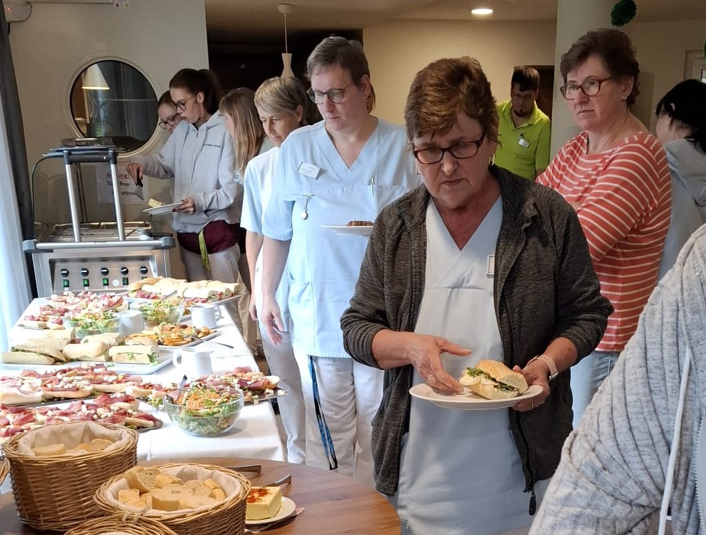 Buffet beim Oktober-Mitarbeiterfruehstueck-wolfgangstrasse