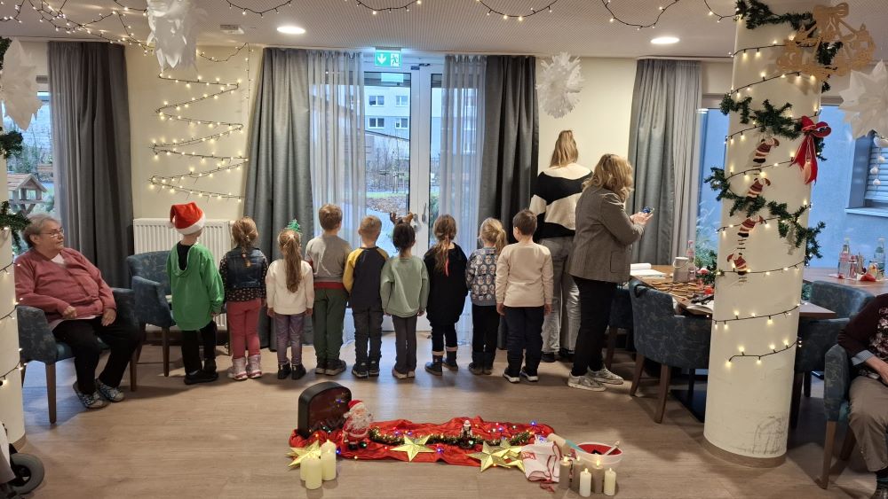 Kinder der Kitagruppe „Rasselbande“ in der Seniorenresidenz Wolfgangstraße in Dessau