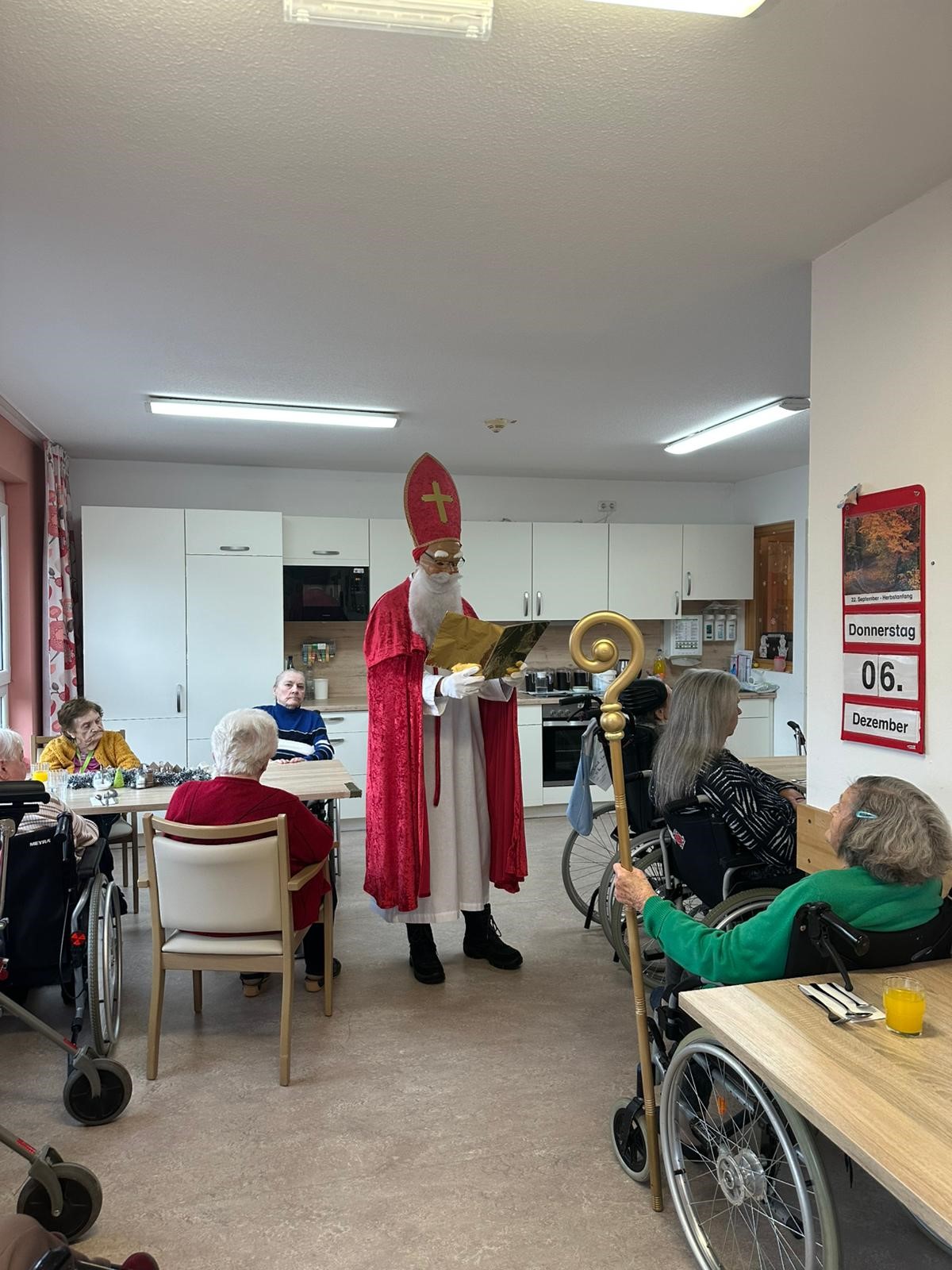 Der Nikolaus überraschte die Bewohner des Hauses Valentin in Nittenau mit Geschenken und einer besinnlichen Rede.