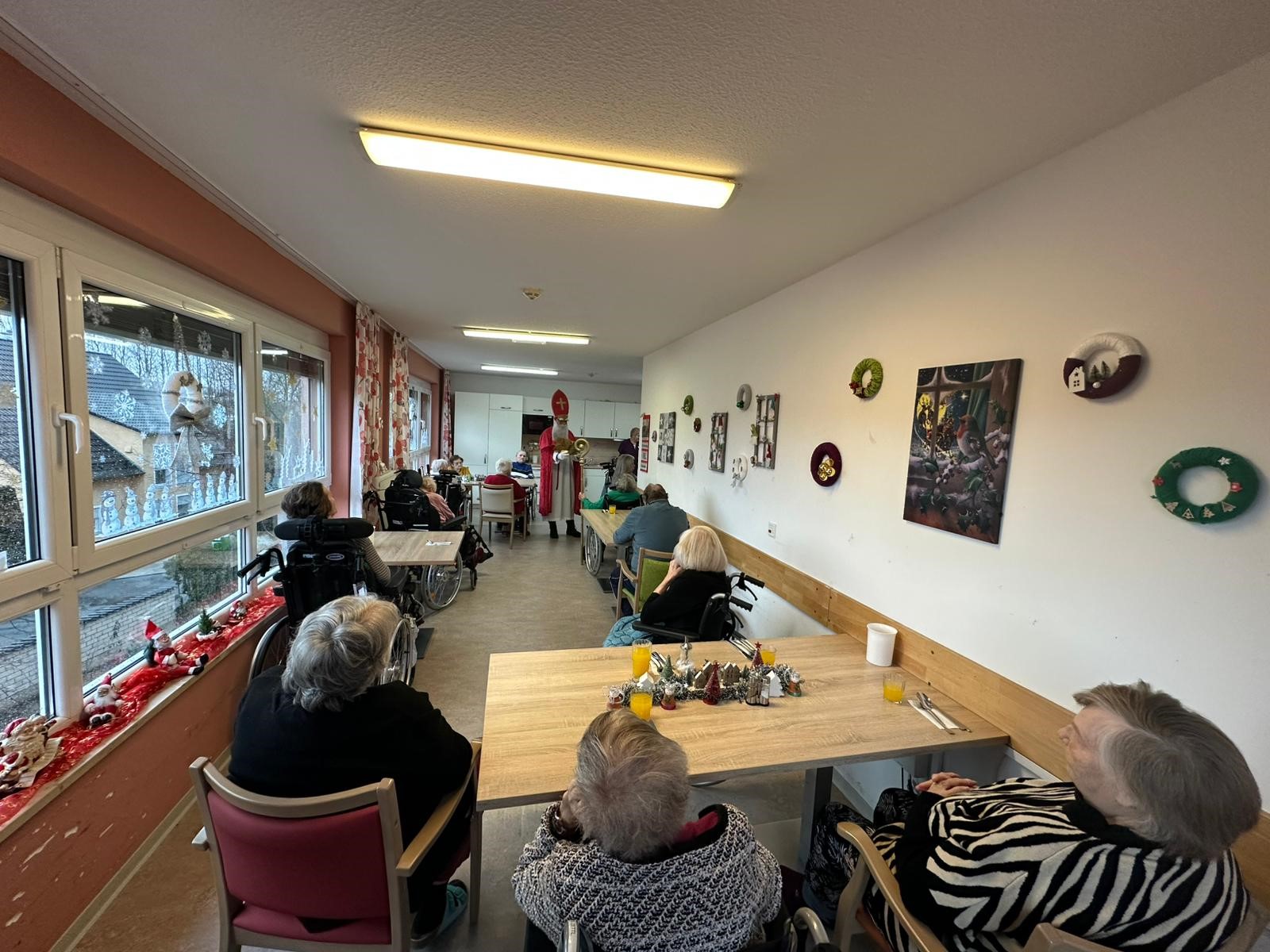 Der Nikolaus überraschte die Bewohner des Hauses Valentin in Nittenau mit Geschenken und einer besinnlichen Rede.