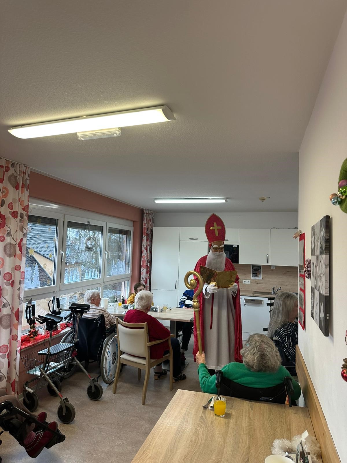 Der Nikolaus überraschte die Bewohner des Hauses Valentin in Nittenau mit Geschenken und einer besinnlichen Rede.