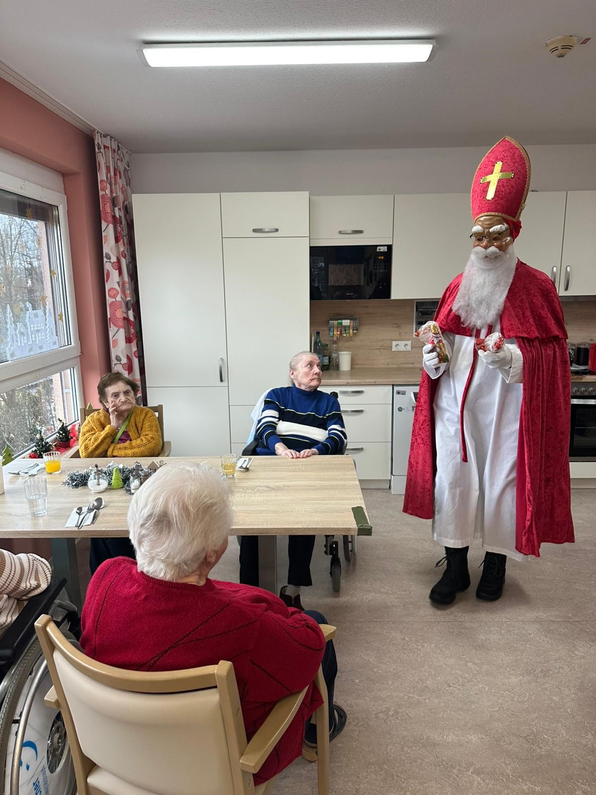 Der Nikolaus überraschte die Bewohner des Hauses Valentin in Nittenau mit Geschenken und einer besinnlichen Rede.