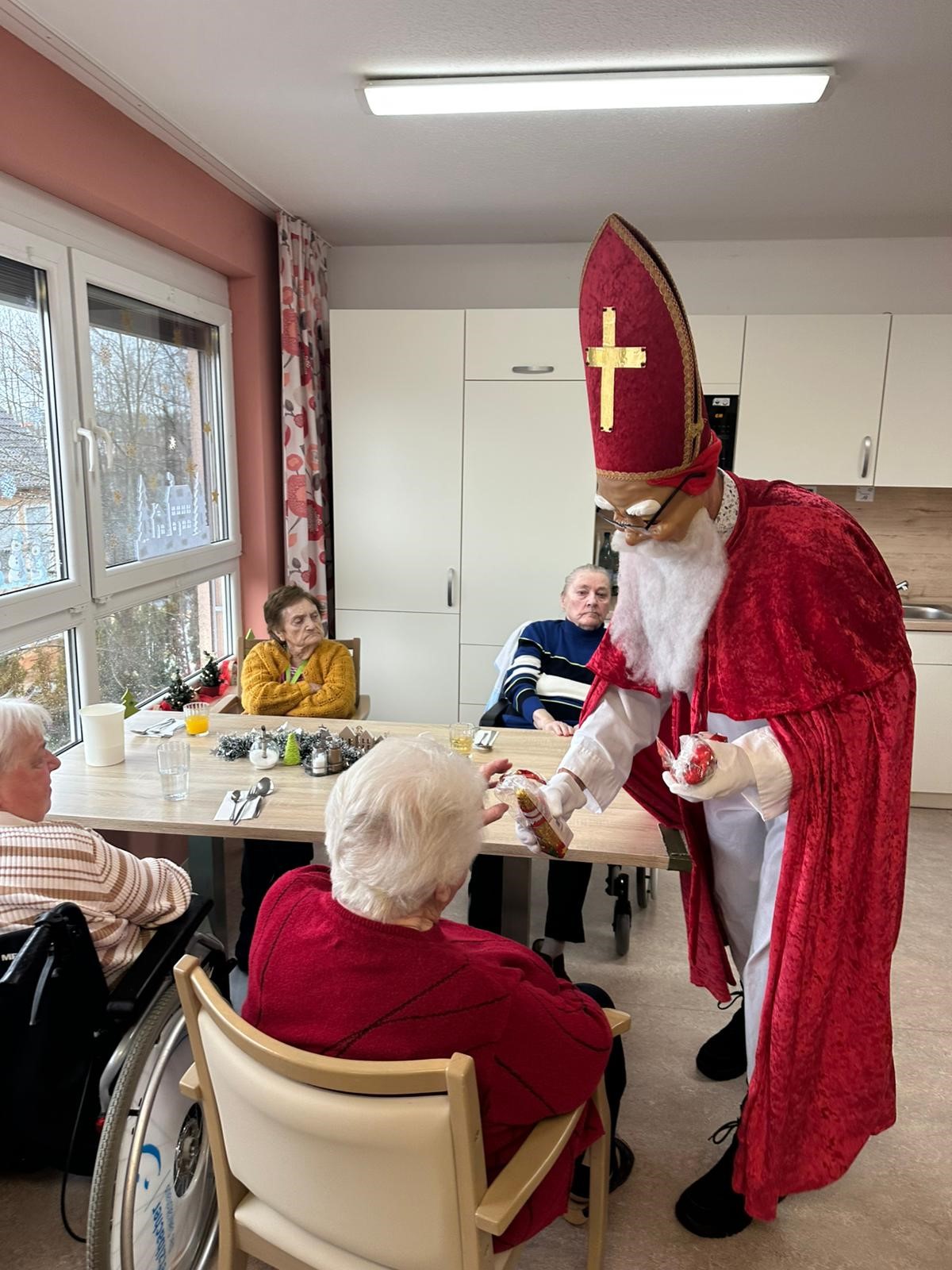Der Nikolaus überraschte die Bewohner des Hauses Valentin in Nittenau mit Geschenken und einer besinnlichen Rede.