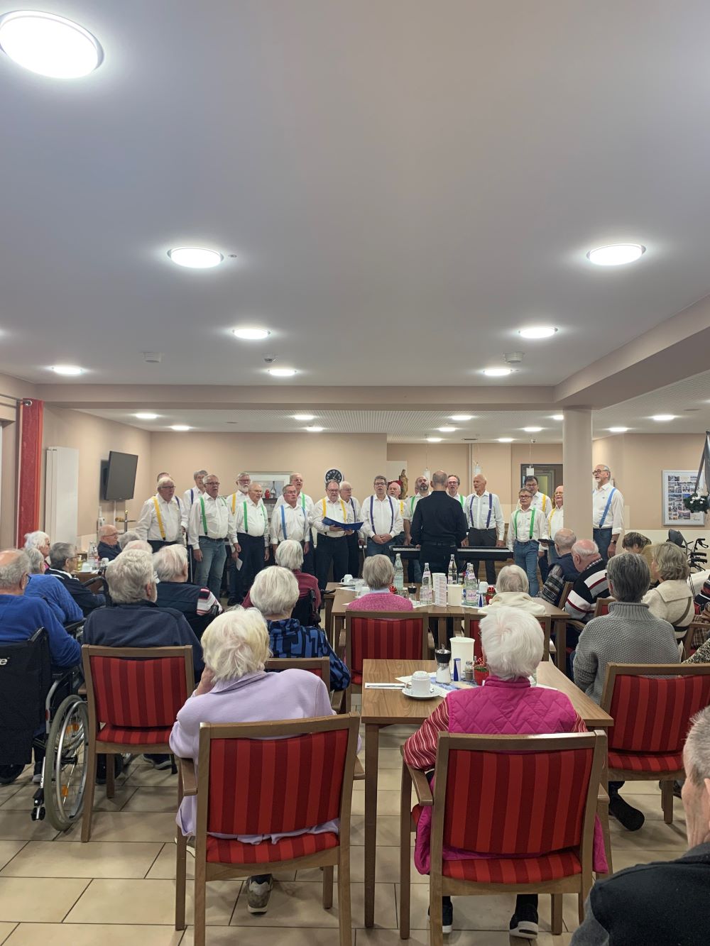 Der Männergesangsverein MC Ennigerloh singt Weihnachtslieder für die Bewohner der Seniorenresidenz Ennigerloh.