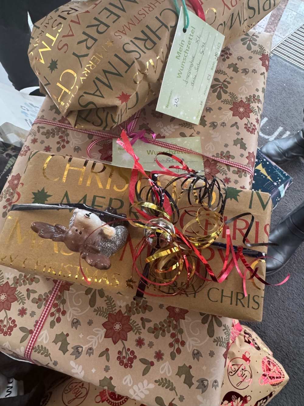Geschenke vom Weihnachtswunschbaum im Haus Valentiin