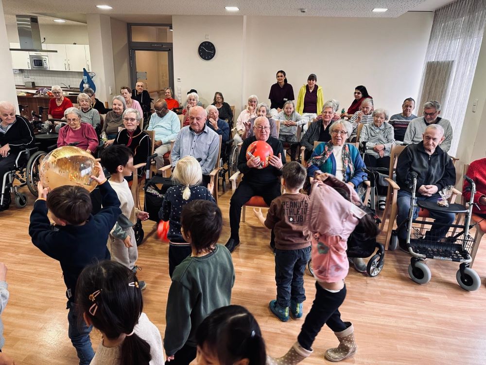Fröhlicher Besuch der KiTa Kindervilla im Haus Martin