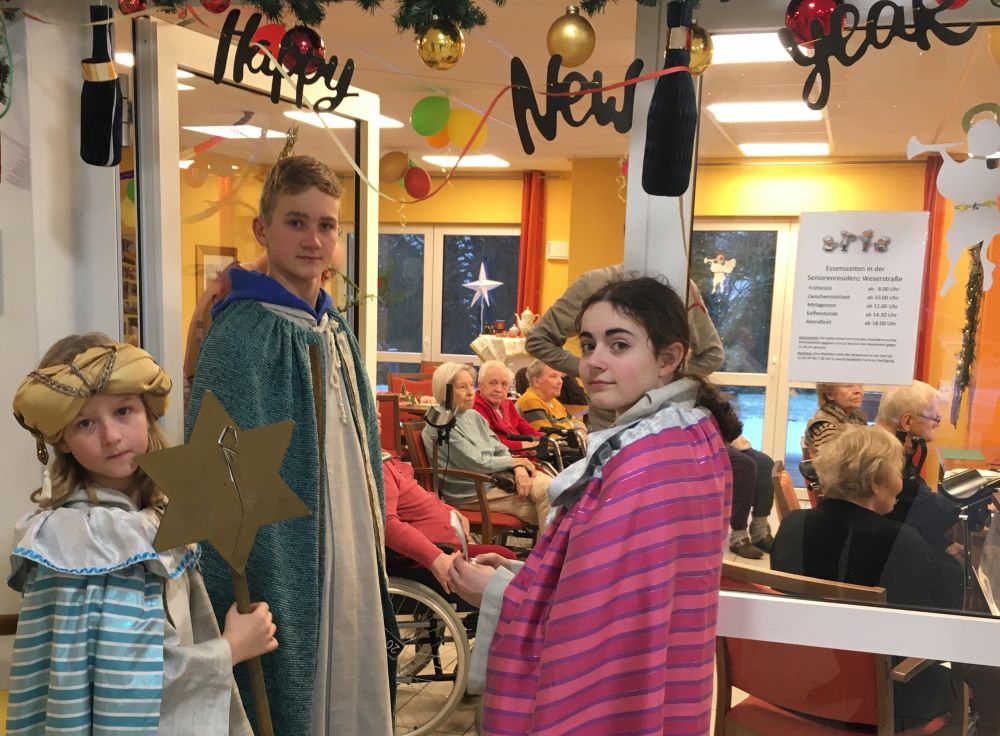 Ein Segen für das neue Jahr: Die Sternsinger in der Seniorenresidenz