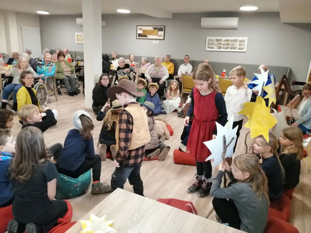 Weihnachtstrubel im Haus am Grubenfeld: Besuch von Schülern