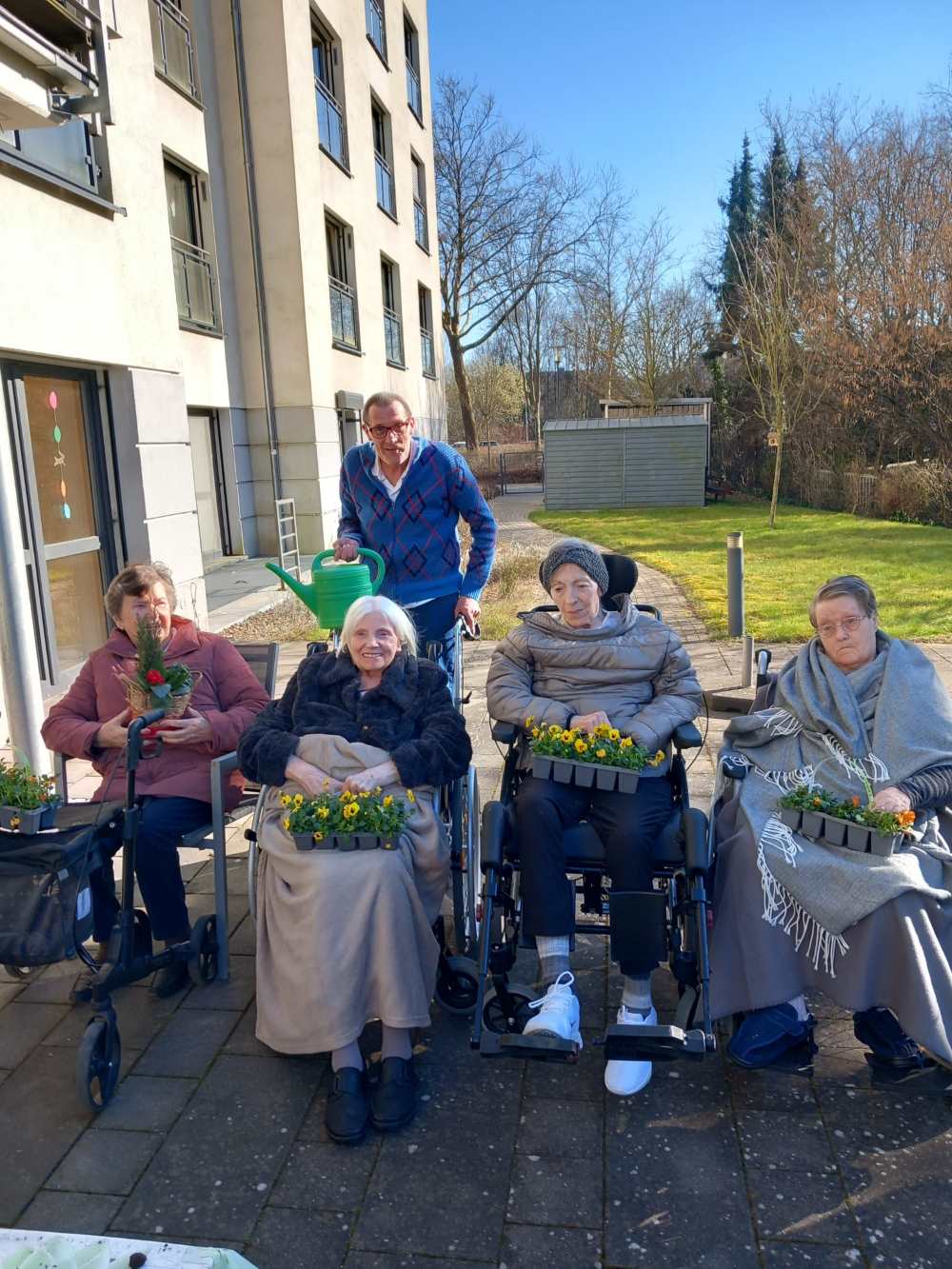 Pflanzaktion Frühling Seniorenheim Gartenaktivität