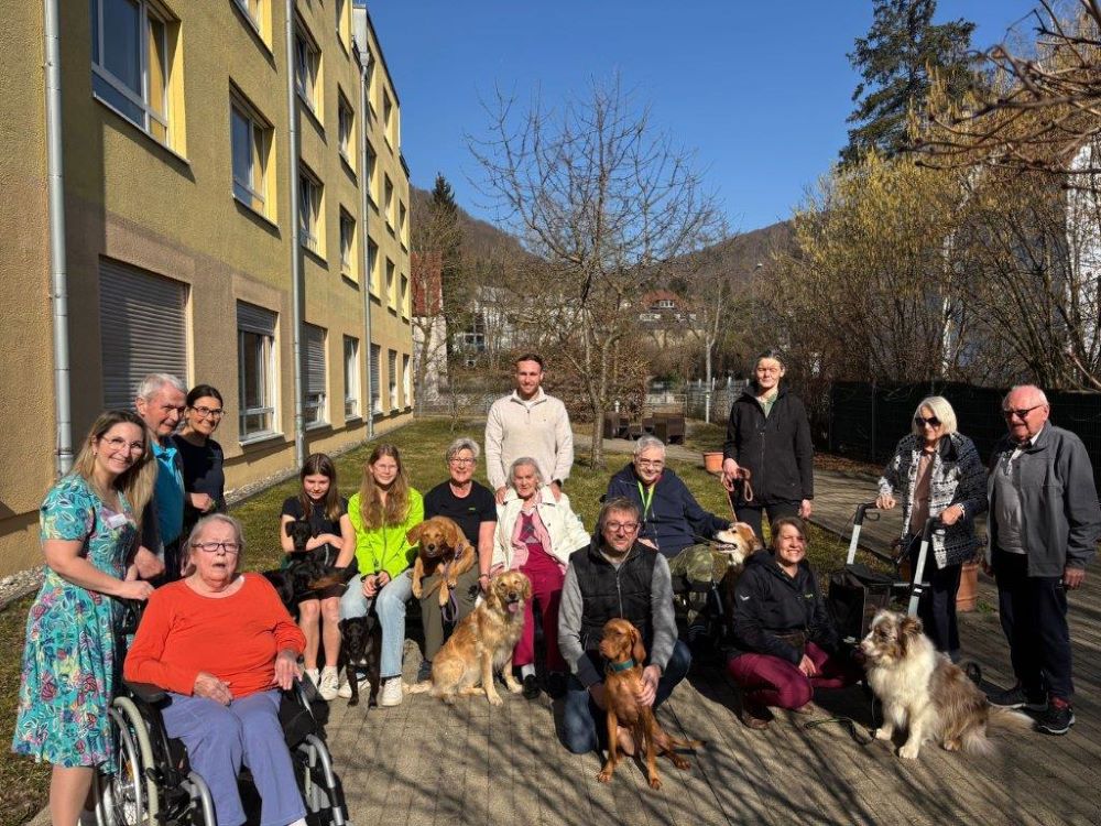Herzberührender Hundebesuch im Seniorendomizil Haus Lukas