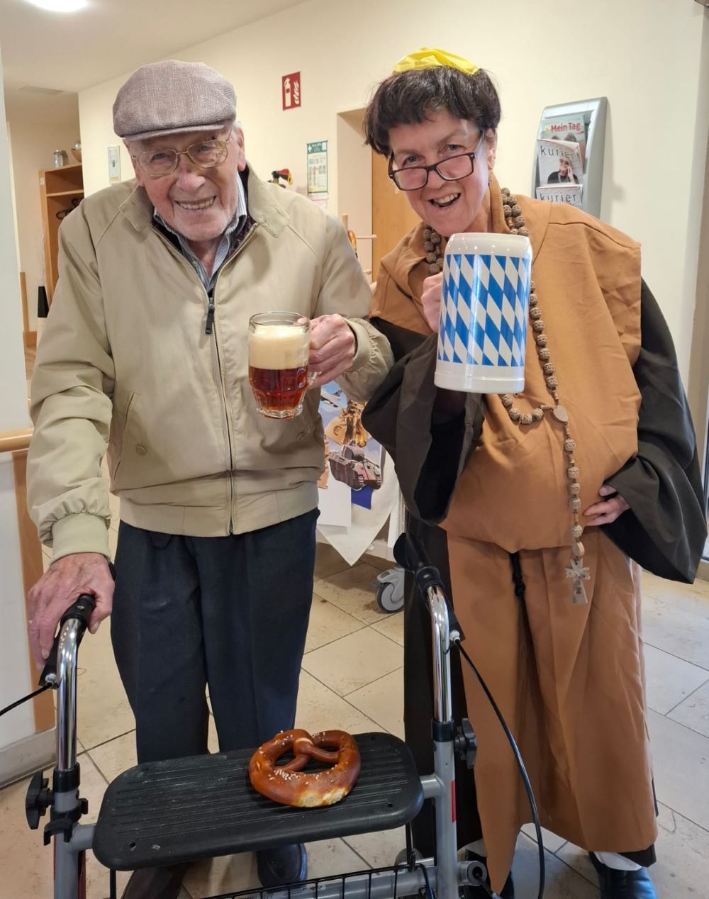 Traditioneller Starkbieranstich im Haus Raphael mit Bavaria und Pater Barnabas