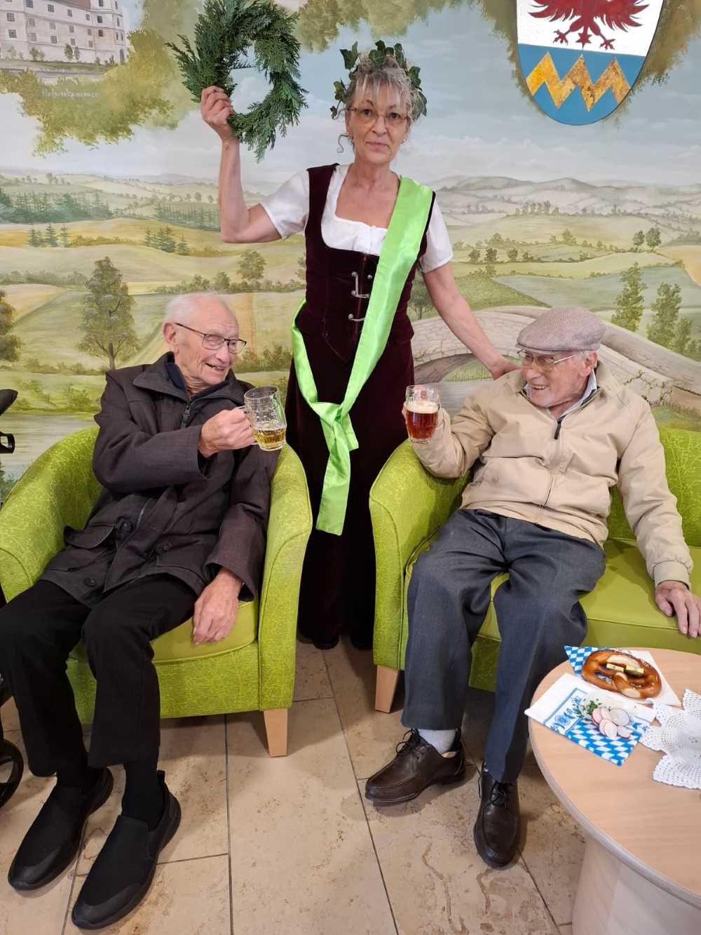 Traditioneller Starkbieranstich im Haus Raphael mit Bavaria und Pater Barnabas