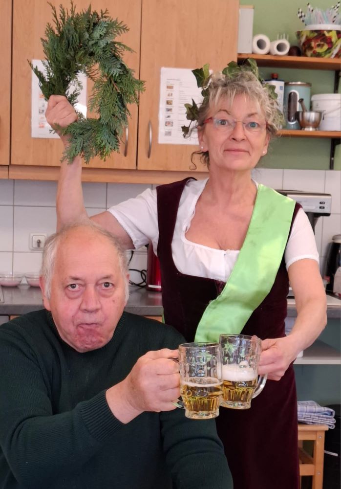 Traditioneller Starkbieranstich im Haus Raphael mit Bavaria und Pater Barnabas