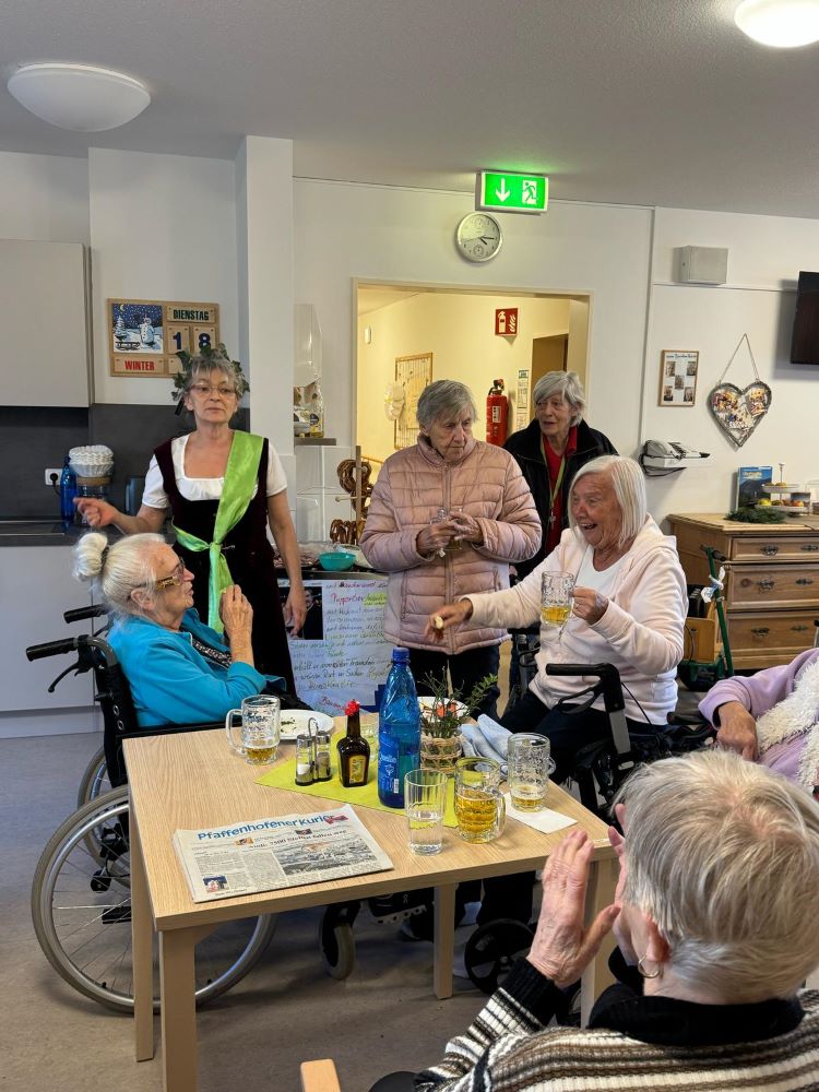 Traditioneller Starkbieranstich im Haus Raphael mit Bavaria und Pater Barnabas