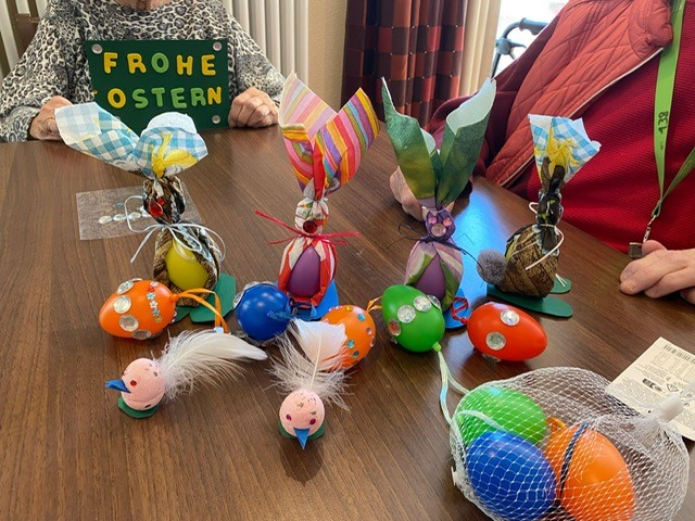 Osterbastelei im Haus Urban: Bewohner gestalten bunte Eier