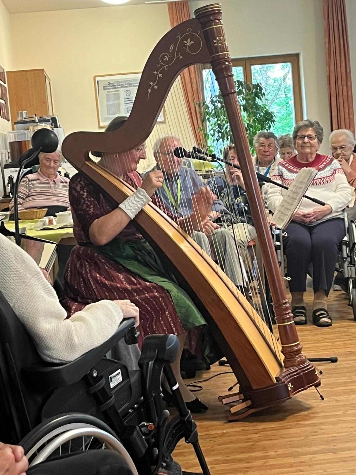 Osterstimmung im Haus Raphael mit Harfenkonzert und Osternestern