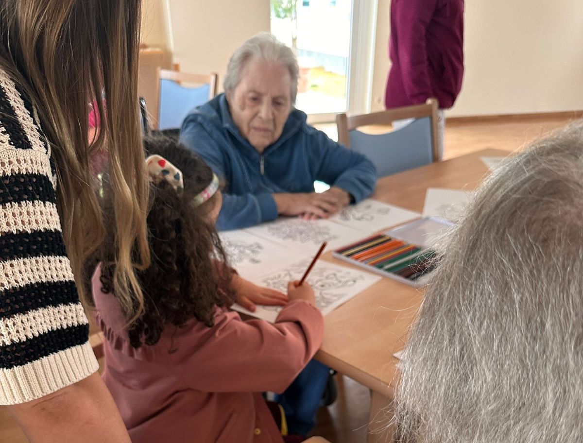 Generationen im Dialog: Kinder besuchen das Haus Martin