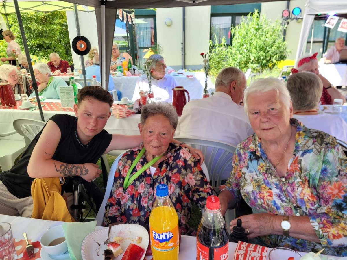Sommerfest unter dem Motto „Die wilden 50er“ begeistert Bewohner und Gäste