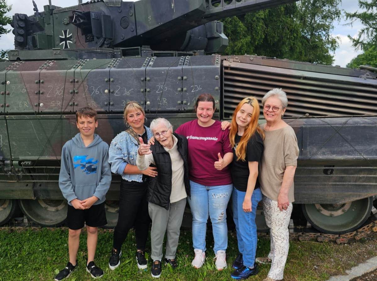 Bewohnerin des Haus Gunther fährt Panzer bei Jubiläum der Bundeswehr