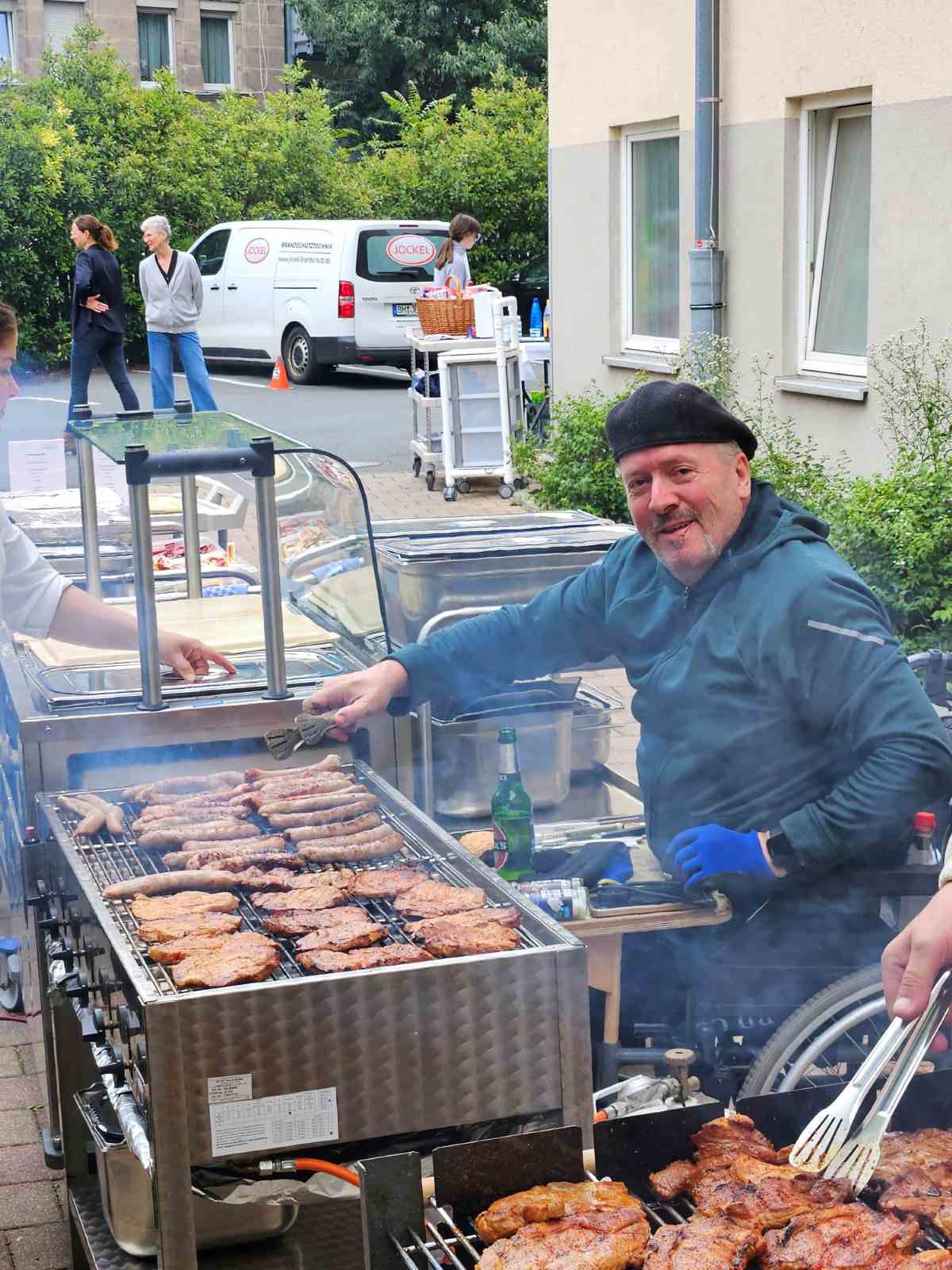 Sommerfest im Haus Maximilian begeistert mit Musik, Grillen und guter Laune