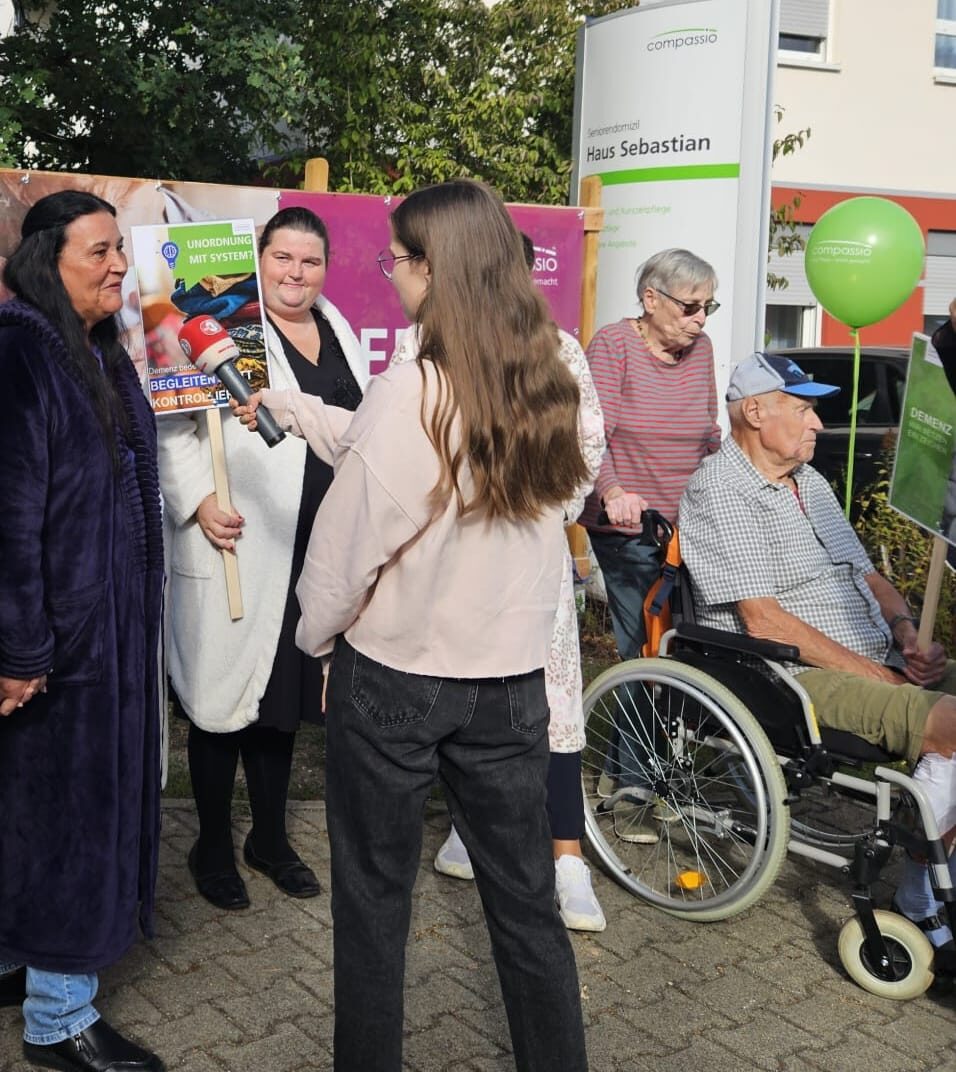 Mitarbeitende und Bewohner des Haus Sebastian bei der Bademantel-Challenge in Illertissen.